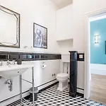 Artistic 2br Flat Downtown W/ Ac By Lovelystay