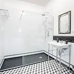 Artistic 2br Flat Downtown W/ Ac By Lovelystay