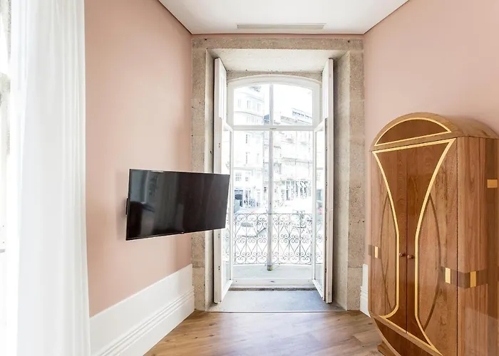 Artistic 2br Flat Downtown W/ Ac By Lovelystay *