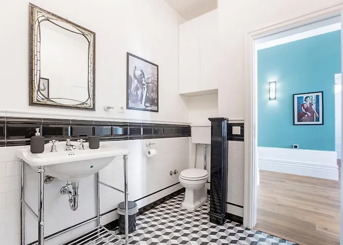 Artistic 2br Flat Downtown W/ Ac By Lovelystay