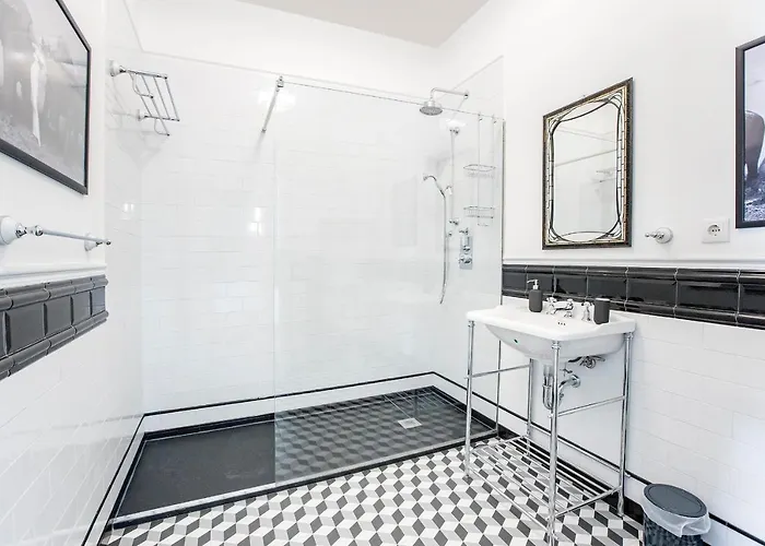 Artistic 2br Flat Downtown W/ Ac By Lovelystay