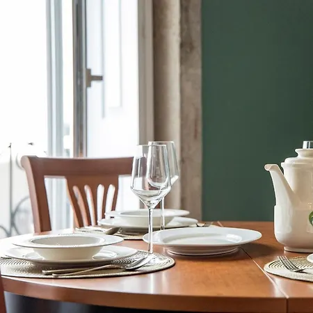 Artistic 2br Flat Downtown W/ Ac By Lovelystay *