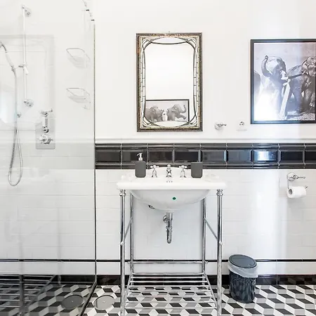 Artistic 2br Flat Downtown W/ Ac By Lovelystay アパート