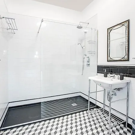 Artistic 2br Flat Downtown W/ Ac By Lovelystay