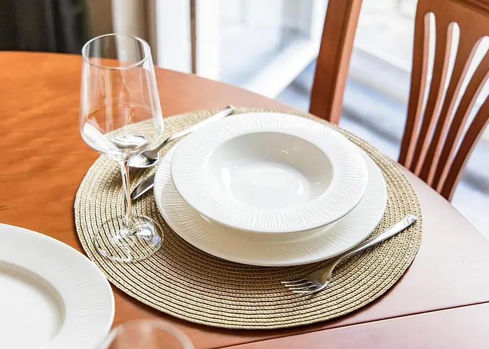 Artistic 2br Flat Downtown W/ Ac By Lovelystay *