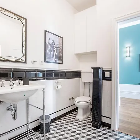 Artistic 2br Flat Downtown W/ Ac By Lovelystay